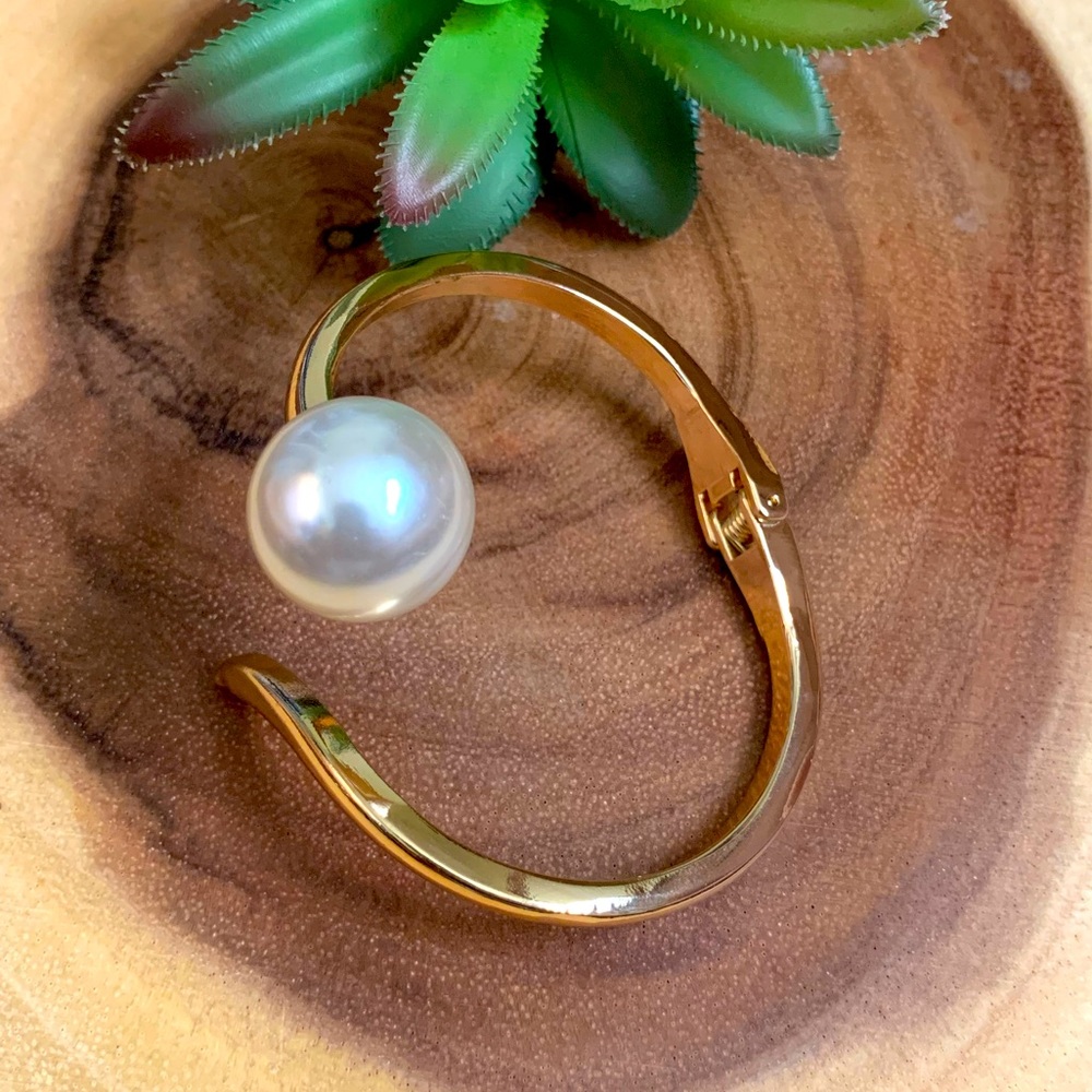 Beautiful Pearl Bracelet / Bangle